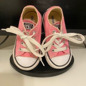 Kids size 5 pink converse low top chuck Taylor sneakers